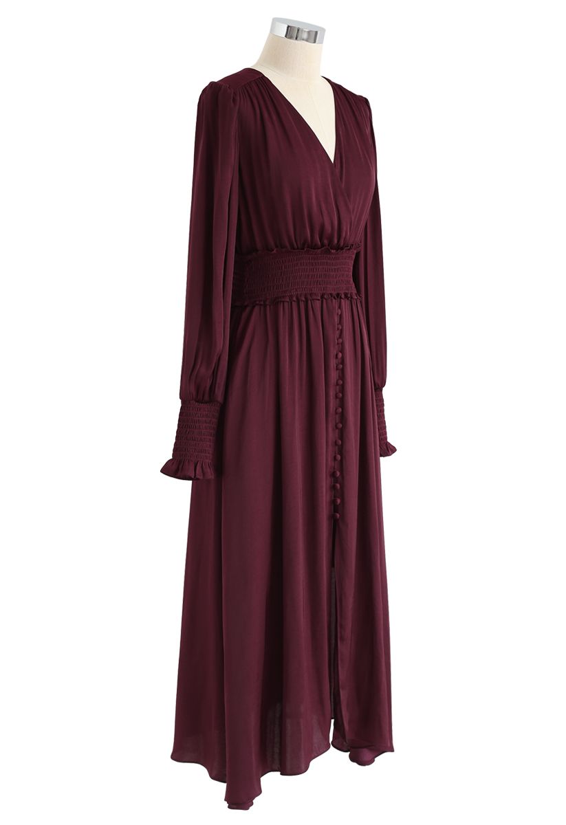 Robe mi-longue cache-cœur boutonnée en satiné couleur vin