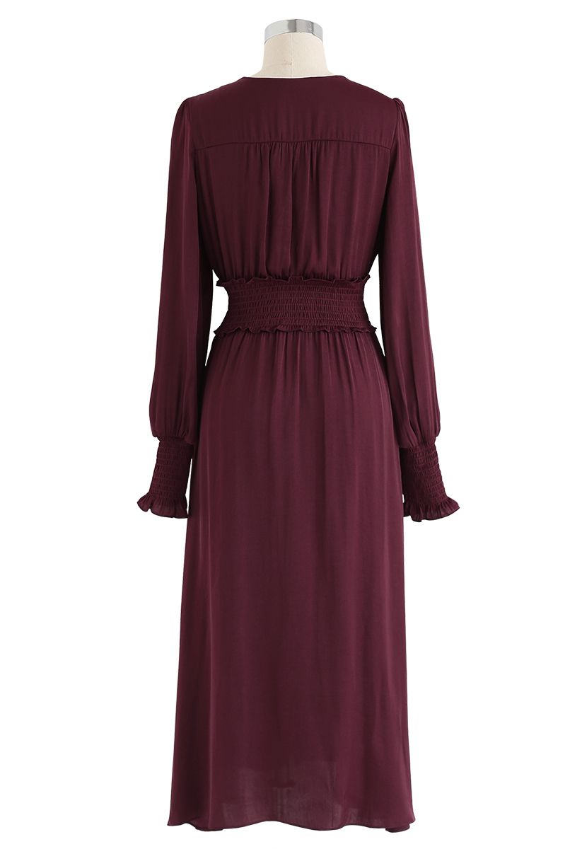 Robe mi-longue cache-cœur boutonnée en satiné couleur vin