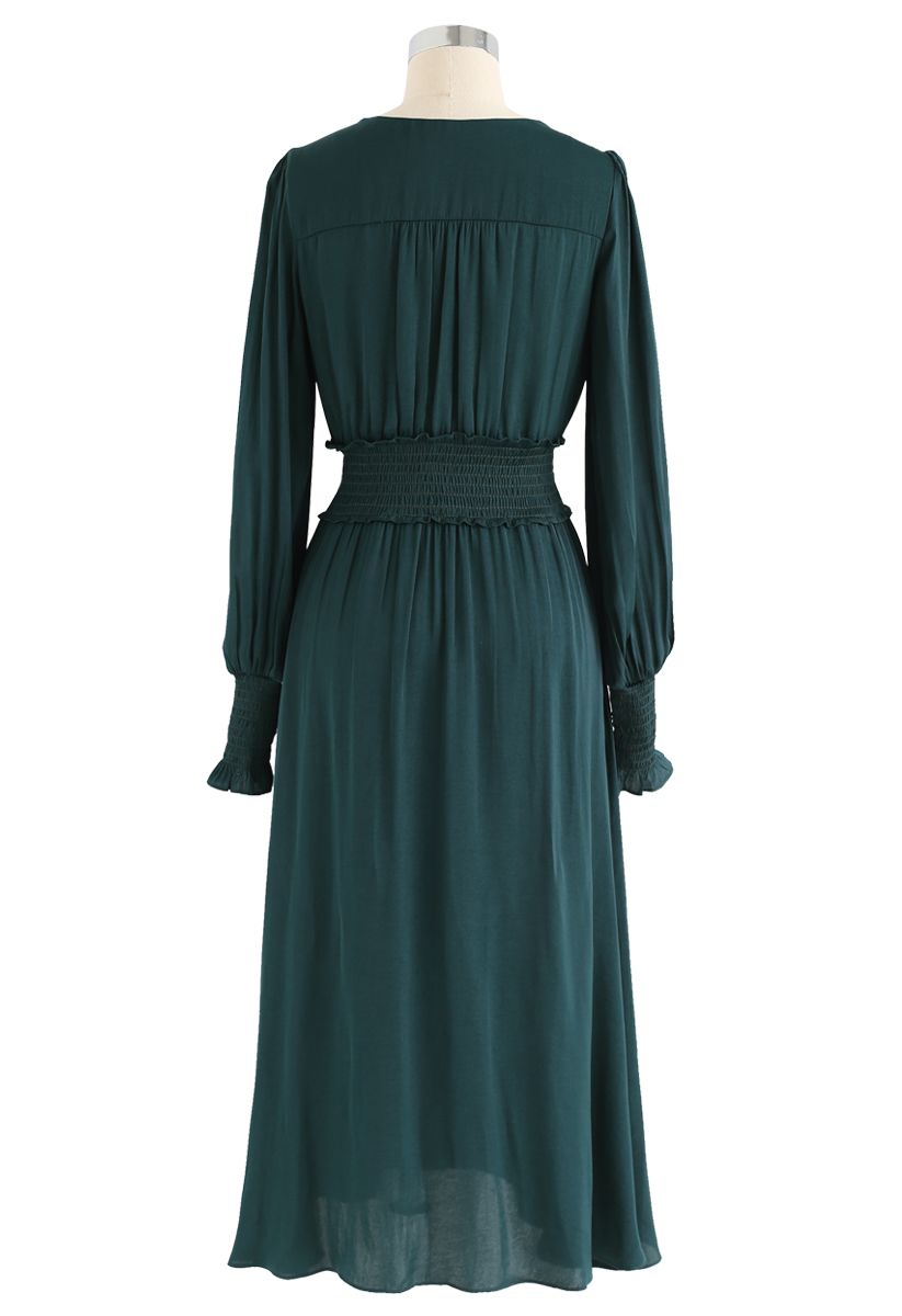 Robe mi-longue portefeuille boutonnée en satiné vert foncé