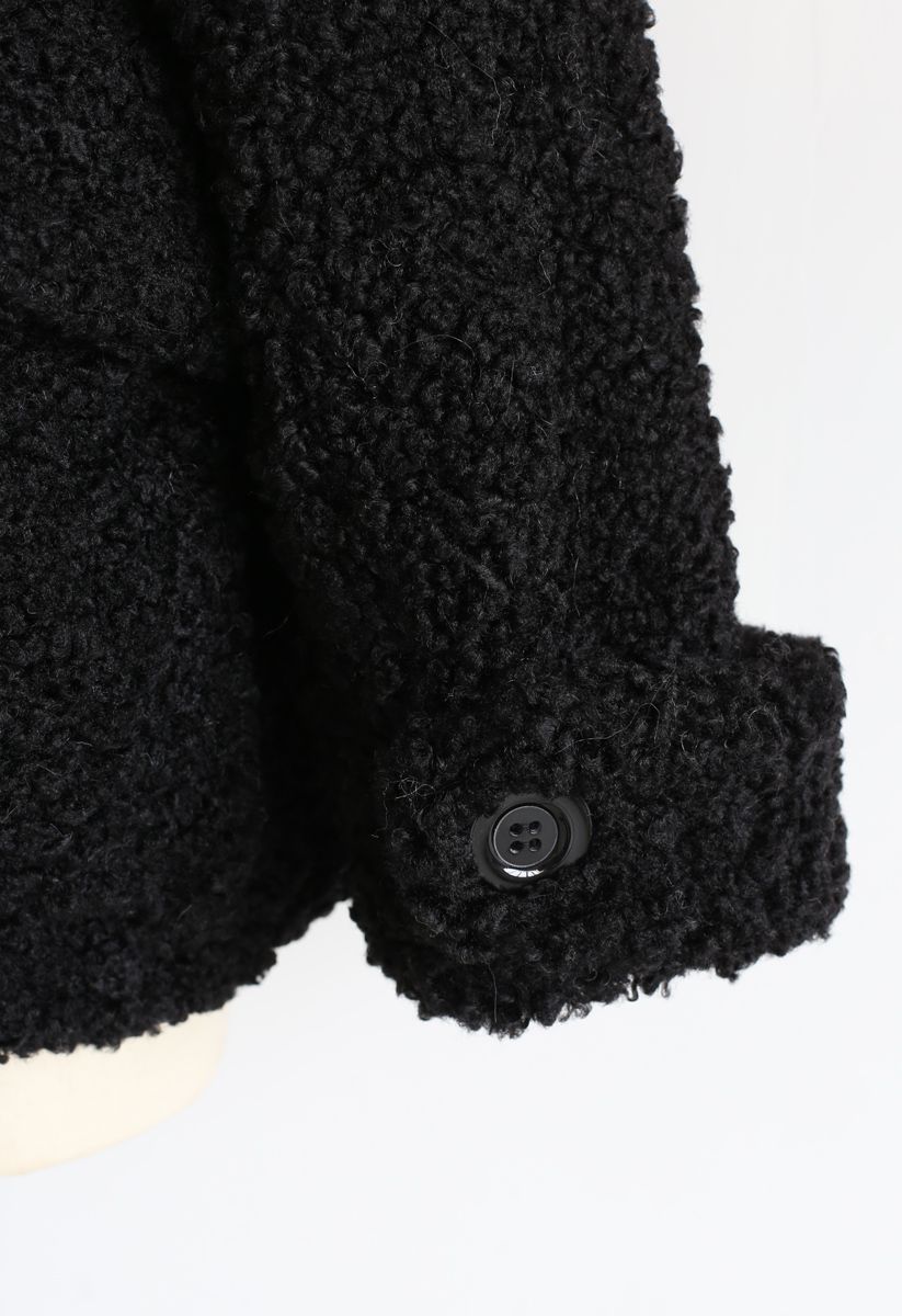 Manteau en peluche avec poche boutonnée en noir