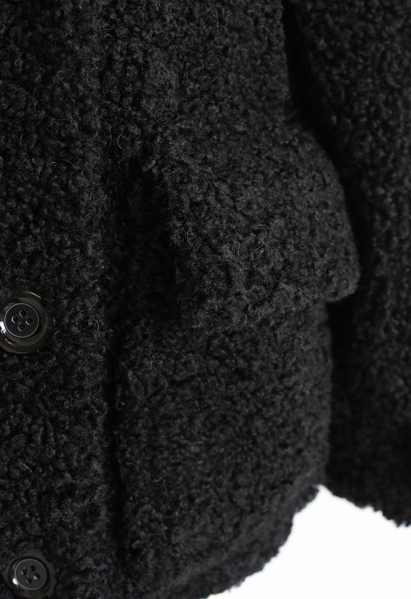 Manteau en peluche avec poche boutonnée en noir