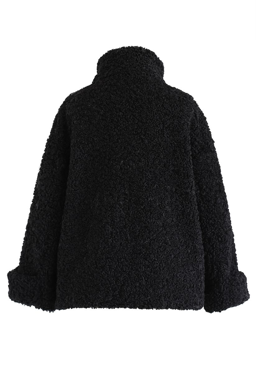 Manteau en peluche avec poche boutonnée en noir