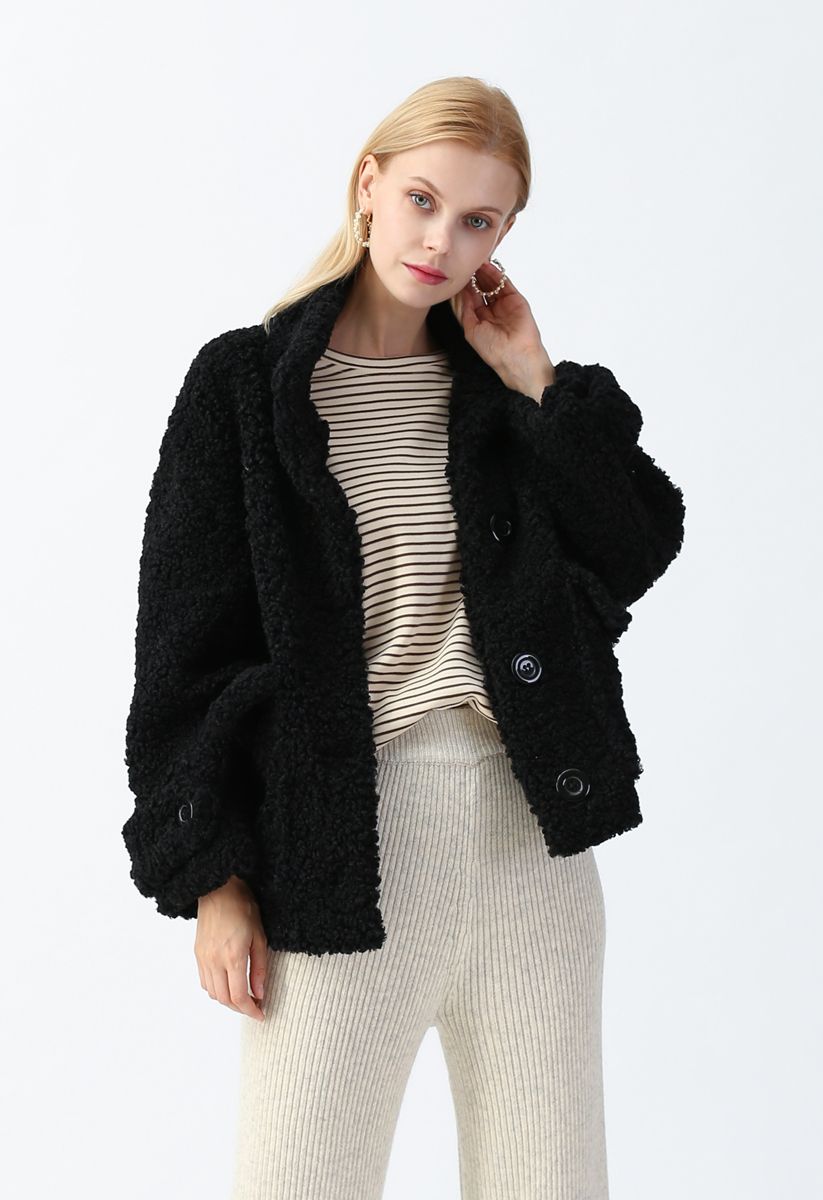 Manteau en peluche avec poche boutonnée en noir