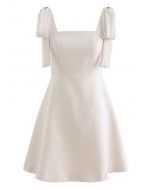 Nœud papillon Épaule Crystal Edge Mini Robe en Crème