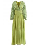 Robe longue plissée en dentelle à col en V en vert mousse