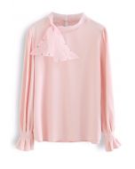 Chemise en satin nacré avec nœud papillon en rose