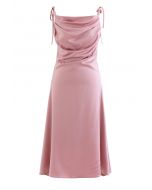 Robe caraco en satiné à col bénitier froncé en rose