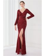 Robe à sequins fendus sur les côtés et encolure en V en bordeaux