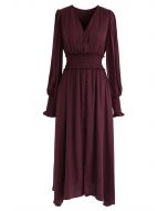 Robe mi-longue cache-cœur boutonnée en satiné couleur vin